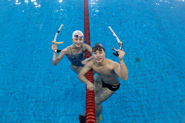 경북도체육회 소속 핀수영 선수 김민정(왼쪽)·권남호(오른쪽) 선수. 이화섭 기자.
