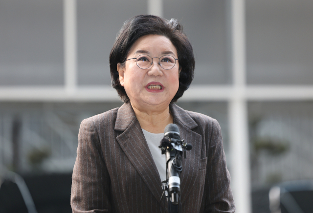 李 '기본소득' 때렸던 이혜훈, 첫 출근길서 