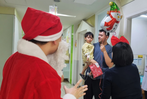 효성병원, 환자·보호자 위한 '깜짝 산타 이벤트'