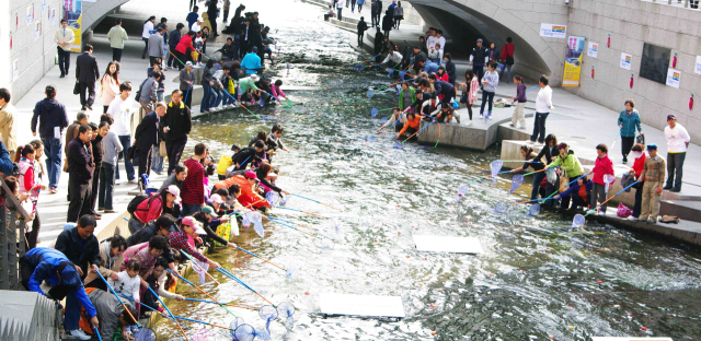 지난 2009년 서울 청계천에 청송사과 수천 개가 떠다녔다. 당시 청송군이 청송사과 홍보를 위해 이색 이벤트를 준비한 것인데 시민과 외국인 관광객 등이 사과를 직접 물 위에서 주워 맛을 보면서 청송사과의 진가를 알게 됐다. 청송군 제공