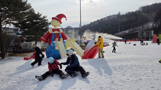 영주 드림스타트 가족들이 강원도 정선군 하이원에서 눈썰매를 즐기고 있다. 영주시 제공