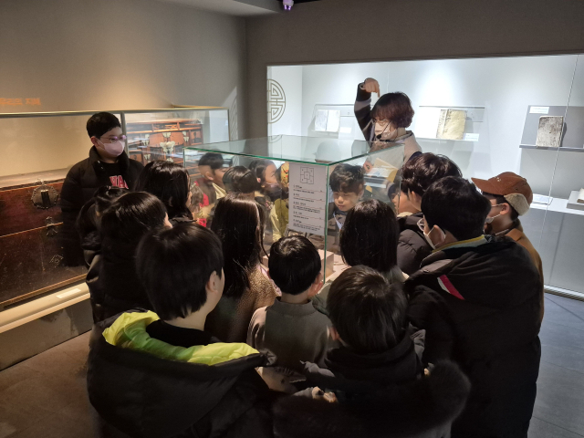 대구교육박물관은 우리 고장 대구의 역사와 인문학적 소양을 함양할 수 있는 체험 프로그램을 운영한다. 학생들이 박물관 관람 및 해설 수업에 참여하고 있다. 대구시교육청 제공