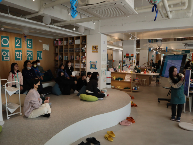 대구2·28기념학생도서관은 영자 신문 읽기, 독서 연극 놀이 등 다양한 독후 활동을 통해 학생들의 사고력을 확장하고 독서의 즐거움을 느끼도록 한다. 대구시교육청 제공