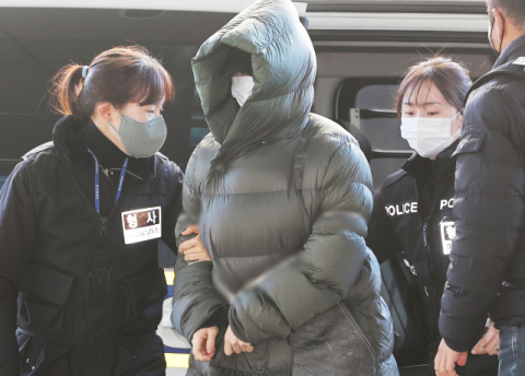 얼굴 꽁꽁 가려놓고…400만원 '명품 패딩' 두른 황하나