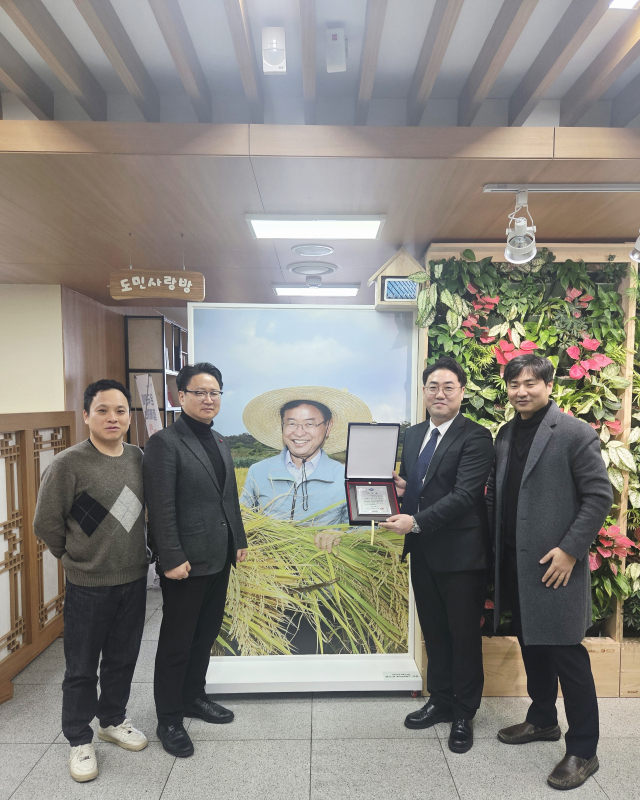 김영수 (사)인류무형문화유산씨름진흥원 사무국장이 국가무형문화유산 씨름의 가치 보전과 대중화에 성공하며 경북도로부터 표창패를 받았다. 독자 제공