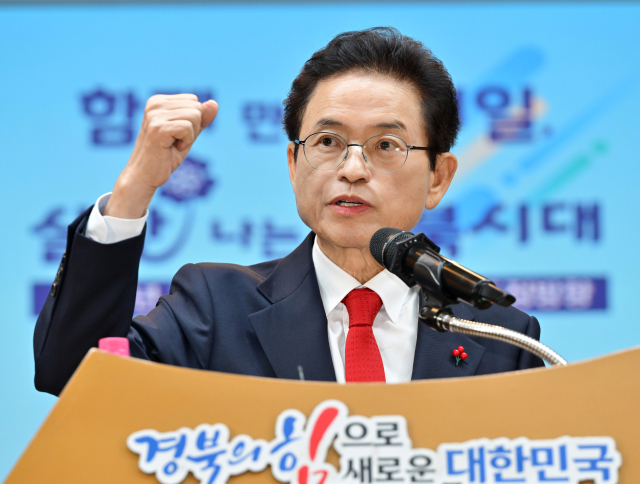 이철우 경북조시가 29일 도청 다목적홀에서 열린 송년기자간담회를 통해 대구경북신공항 재원 확보 방안을 설명하고 있다. 경북도 제공.