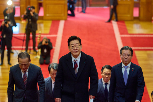 이재명 대통령이 29일 용산 대통령실 이전 후 청와대로 첫 출근을 하고 있다. 연합뉴스