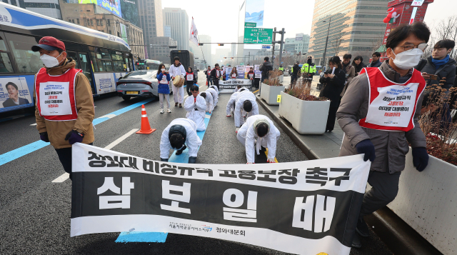李 청와대 복귀…'개방 업무' 노동자 집단 해고 위기