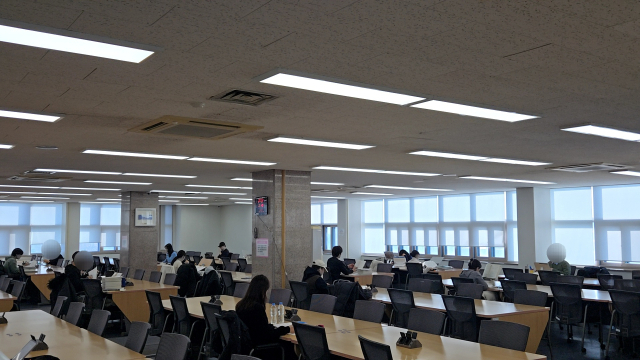 29일 오전 찾은 경북대 중앙도서관. 이른 시간이었음에도 열람실 곳곳에는 취업의 문을 두드리는 학생들이 보였다. 임재환 기자