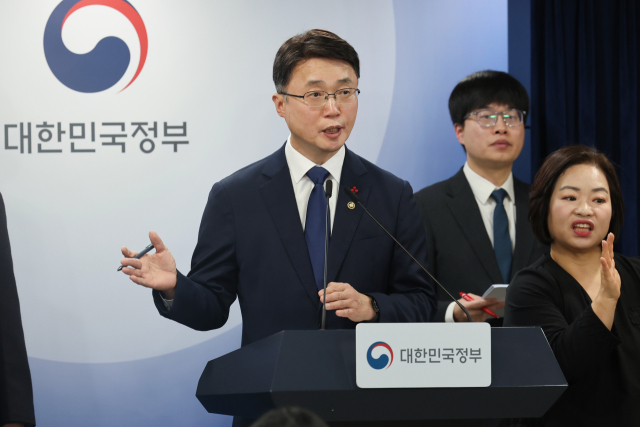 류제명 과학기술정보통신부 제2차관이 29일 서울 종로구 정부서울청사에서 열린 KT·LGU+ 침해사고 조사 결과 브리핑에서 취재진 질문에 답하고 있다. 과기정통부는 이날 브리핑에서 해킹 방지를 소홀히 해 이용자에게 안전한 통신 서비스를 제공할 의무를 다하지 못한 책임을 물어 KT에 전 이용자를 대상으로 위약금 면제 조치를 할 것을 요구했다. 연합뉴스