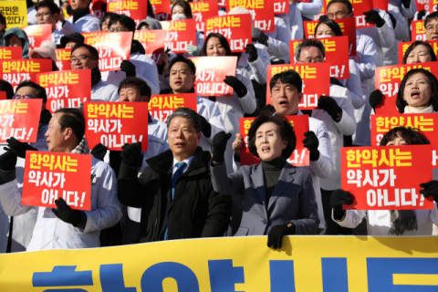 [창고형약국 소용돌이]약사들 