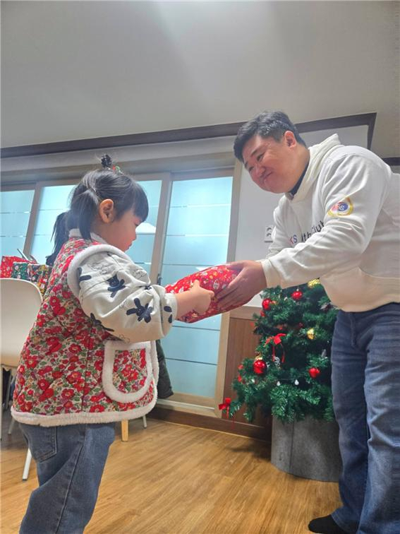 신애보육원생들에게 일일이 선물을 나눠주고 있는 곽병우 대표. KS 수학학원 제공
