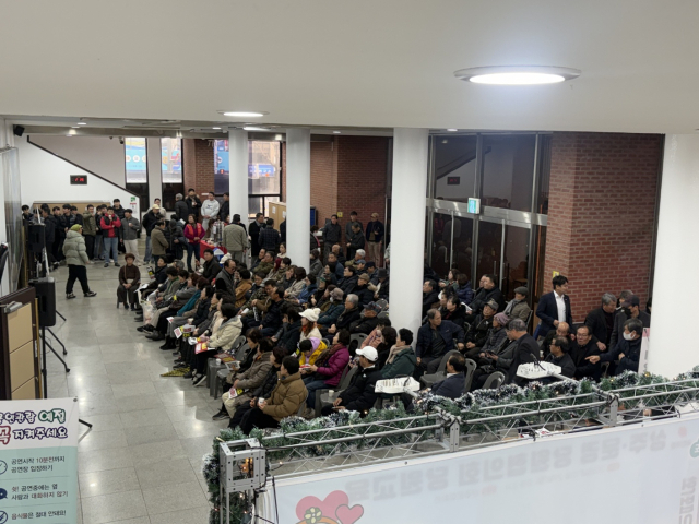자리를 잡지 못한 당원들이 행사장 외부에 설치된 중계화면 앞을 가득 메웠다.