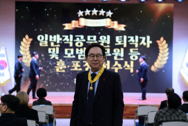 주대중 경북 상주 함창중·고등학교 재단이사장이 29일 국민훈장 동백장을 목에 건뒤 사진촬영에 임하고 있다. 함창교육재단 제공.