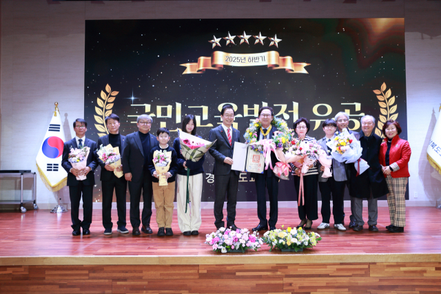 주대중 함창교육재단 이사장이 29일 국민훈장 동백장을 받은 뒤 임종식 경북 교육감 등과 기념촬영을 하고 있다.