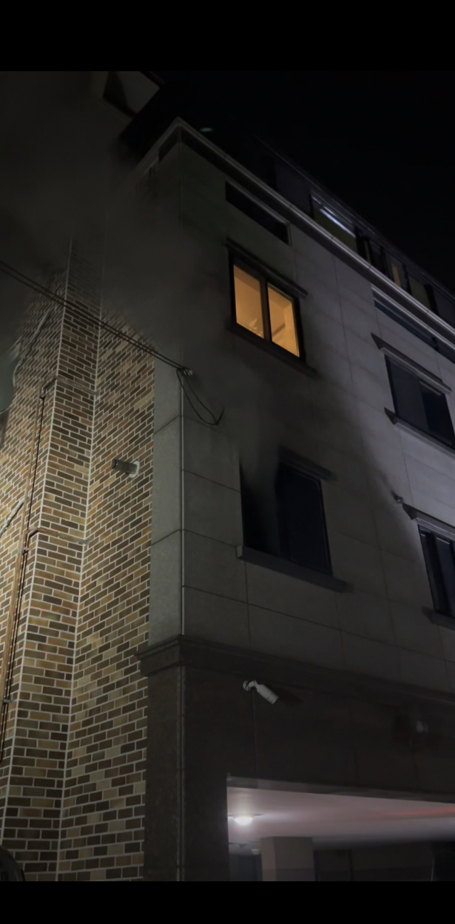 새벽 달성군 화원읍 원룸 건물서 화재…거주자 등 2명 중상