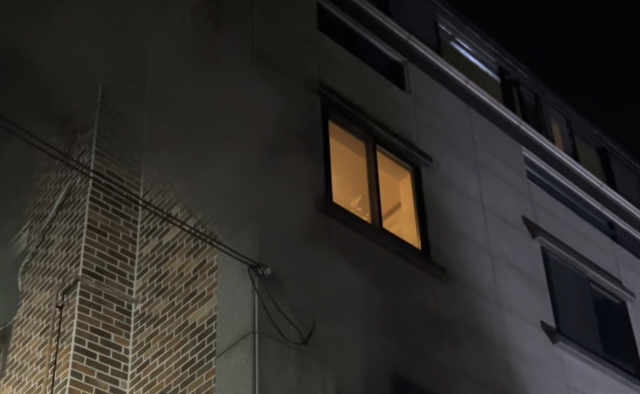 달성군 원룸 건물서 원인불명 화재…거주자 등 2명 중상