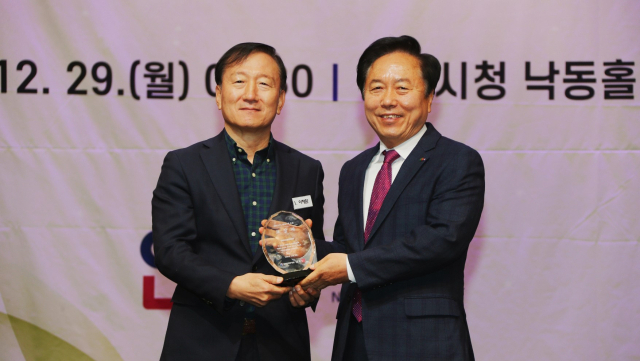 안동시시설관리공단이 재난안전 유공으로 행정안전부장관 표창을 받았다. 사진은 이재환(왼쪽) 이사장이 권기창 시장으로부터 표창을 전수받는 모습. 안동시 제공