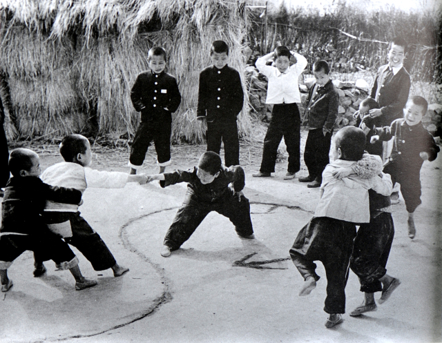 [매일신문 어린이 사진공모전] 1956년 최홍석 '힘 다툼'