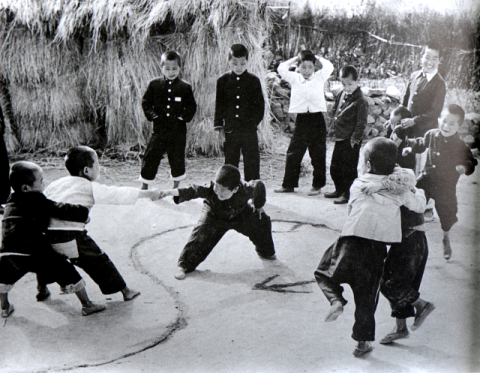 [매일신문 전국 어린이  사진공모전 70년]<1956년 2회>최홍석 작 '힘 다툼', 특선,끌려나가면 깨끔발