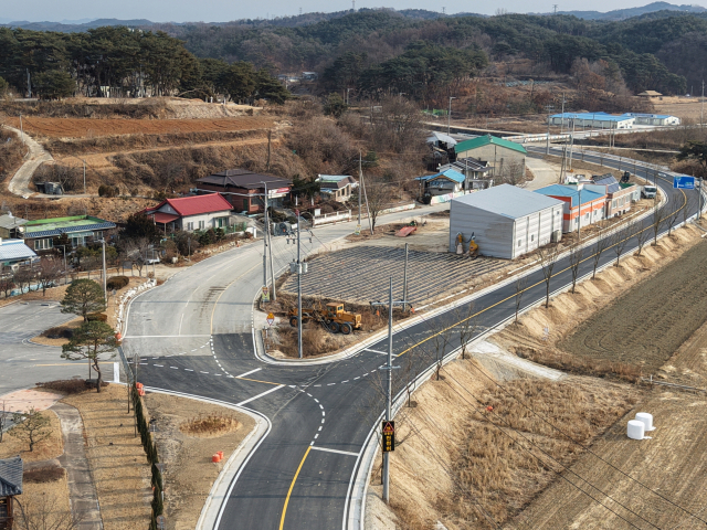 영주시 이산면 석포리와 지동리를 잇는 1.5km구간 도로확포장공사가 완료돼 차량 통행에 기여하게 됐다. 영주시 제공