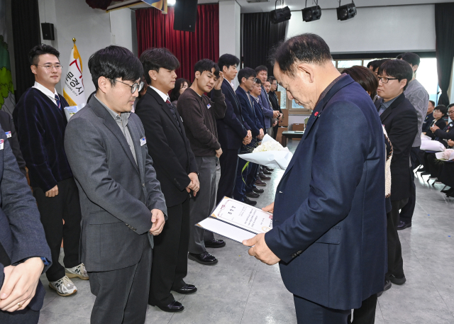 30일 문경시청 대회의실에서 신현국 문경시장이 적극행정 우수공무원으로 선정된 직원들에서 상장을 전달하고 있다. 문경시 제공.