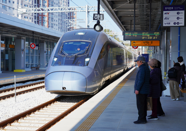 동해선 KTX-이음 첫 열차가 30일 울진역에 도착했다. 울진군 제공