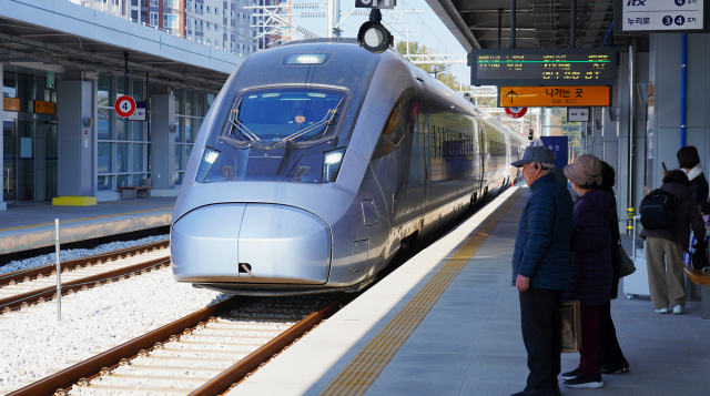 '울진 KTX 시대' 개막…첫 이용객 태우고 달렸다