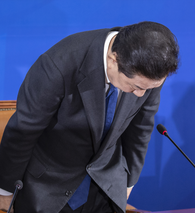 더불어민주당 김병기 원내대표가 30일 국회에서 열린 민주당 원내대책회의에서 본인 의혹 관련해 사퇴 의사를 밝힌 뒤 고개숙여 사과하고 있다. 연합뉴스