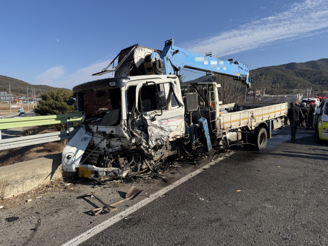 대구 군위서 SUV와 5t 화물차 충돌...4명 사상