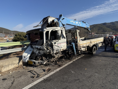 대구 군위서 SUV와 5t 화물차 충돌...4명 사상