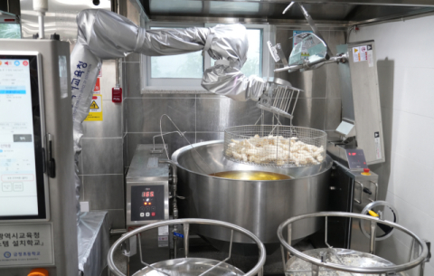 부산교육청, 올해 첫 도입 학교급식실 조리로봇 '효과 만점'