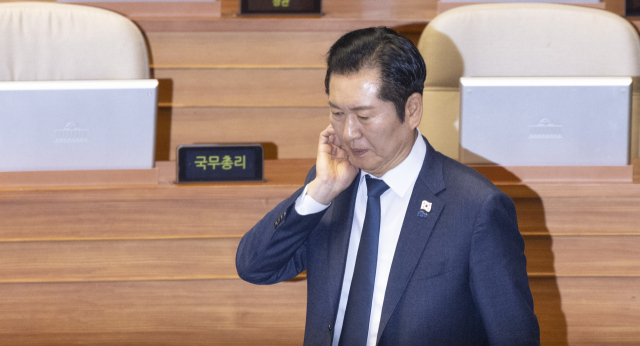 더불어민주당 정청래 대표가 30일 국회에서 열린 2025년도 마지막 본회의인 12월 임시국회 3차 본회의에서 감사원장과 국가교육위원 임명동의안 투표를 마친 뒤 생각에 잠긴채 이동하고 있다. 연합뉴스