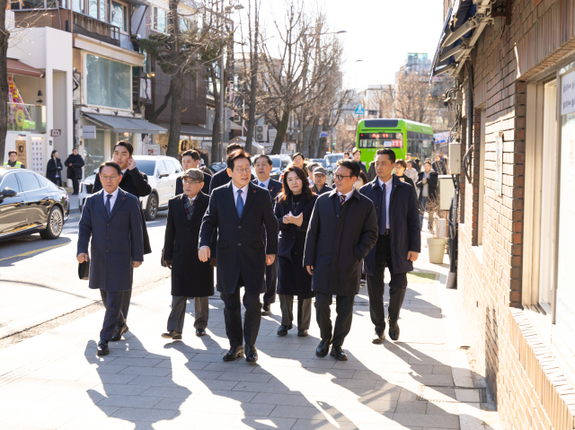 청와대 복귀한 李대통령, 수제비 오찬…김혜경 여사는 '배식봉사'