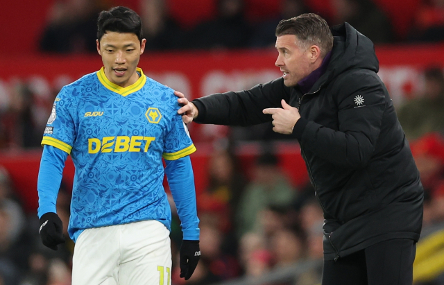 울버햄튼의 롭 에드워즈 감독이 31일 영국 맨체스터의 올드 트래퍼드에서 열린 EPL 19라운드 맨체스터 유나이티드와의 경기 도중 황희찬에게 작전 지시를 하고 있다. 연합뉴스