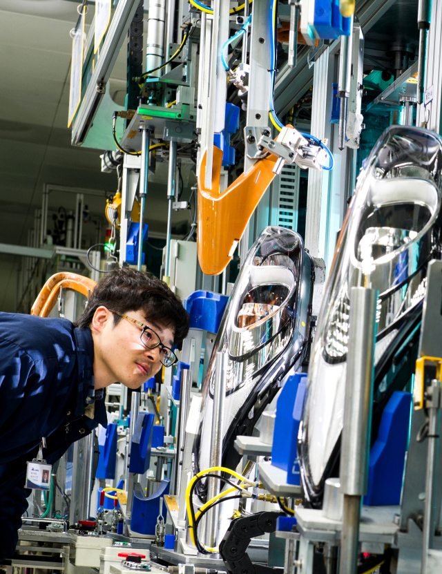 에스엘은 램프 기술을 고도화해 전장·소프트웨어·자율주행으로 확장하며 차량 인터페이스 기업으로 진화하고 있다. 사진은 에스엘 직원이 제조공정을 점검하는 모습. 매일신문DB