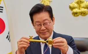 李, 청와대 복귀 기념 수제비 오찬…영부인은 배식봉사