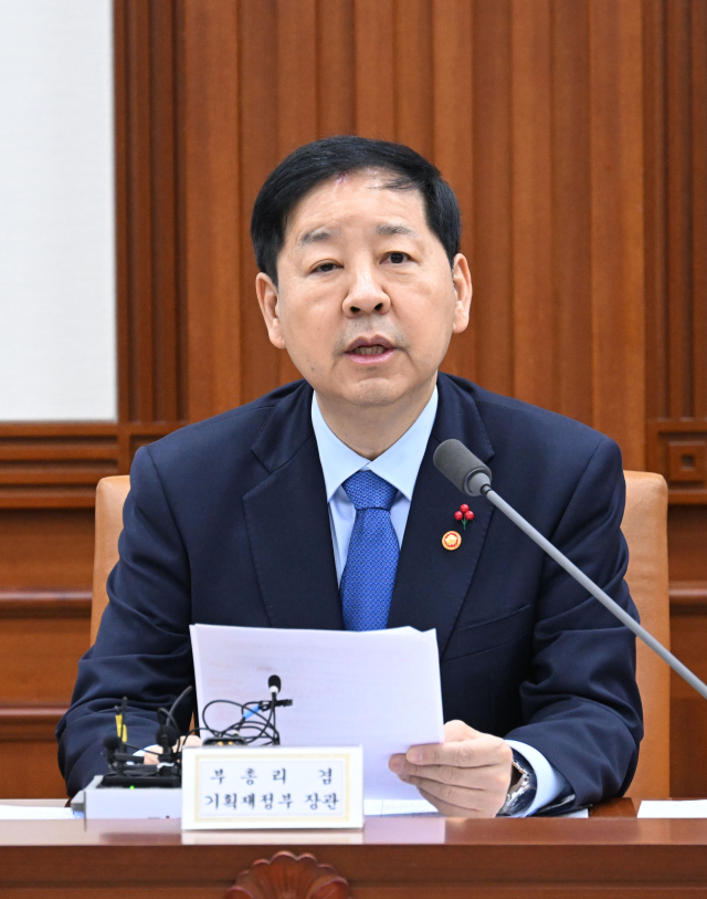 구윤철 부총리 겸 기획재정부 장관은 31일 서울 종로구 정부서울청사에서 열린 경제관계장관회의 겸 성장전략TF를 주재, 모두발언을 하고 있다. 2025.12.31. 기재부 제공