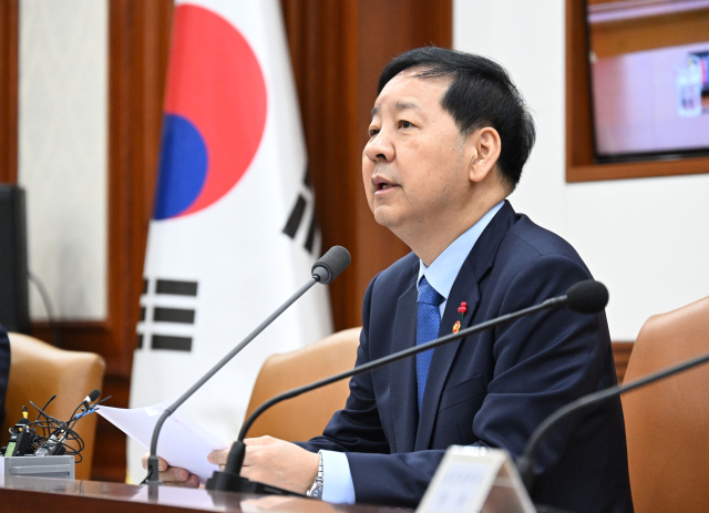 구윤철 부총리 겸 기획재정부 장관은 31일 서울 종로구 정부서울청사에서 열린 경제관계장관회의 겸 성장전략TF를 주재, 모두발언을 하고 있다. 2025.12.31. 기재부 제공