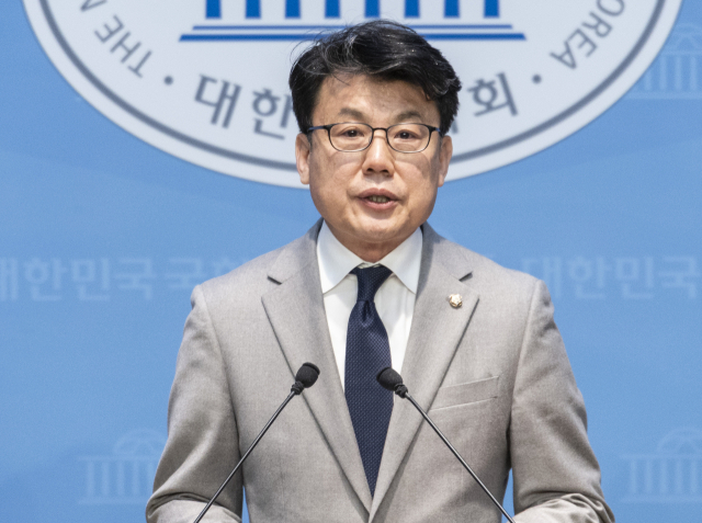 더불어민주당 진성준 의원이 31일 국회에서 원내대표 보궐선거 출마 기자회견을 하고 있다. 연합뉴스