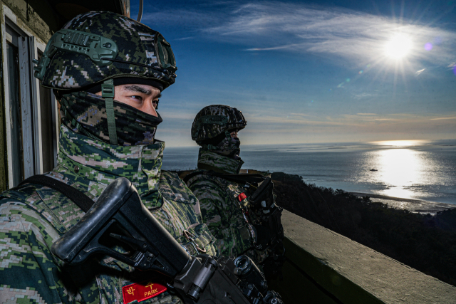 지난 22일 서해 최전방 말도에서 해병대 장병들이 해안경계작전 간 전방을 주시하고 있다. 연합뉴스