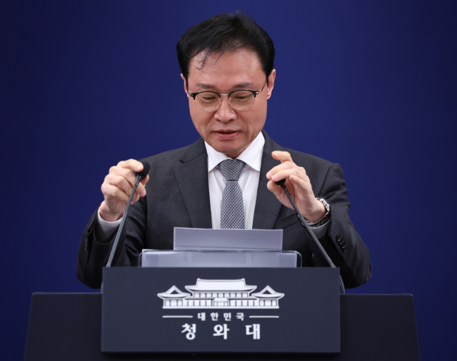 이규연 홍보소통수석이 28일 청와대 춘추관에서 장·차관급 인선 브리핑을 준비하고 있다. 연합뉴스