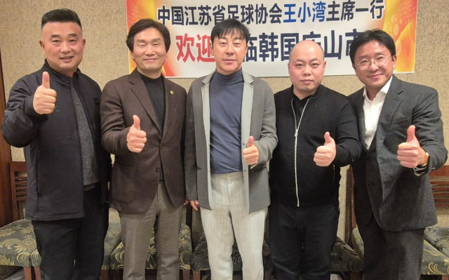 30일 조현일 경산시장(좌측 두번째)이 신태용 감독(가운데)과 만나 난징시와의 교류 협력 문제에 대해 협조를 주문했다. 좌측부터 서홍순 쑤저우 축구협회 사무총장, 판진리 장쑤성축구협회 비서장, 김도균 경신유통 대표. 경산시 제공