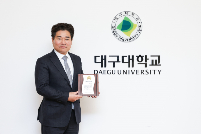 박순진 대구대학교 총장이 2025년 교육기부 우수기관 인증제에서 인증을 갱신한 기념으로 사진을 촬영하고 있다. 대구대 제공