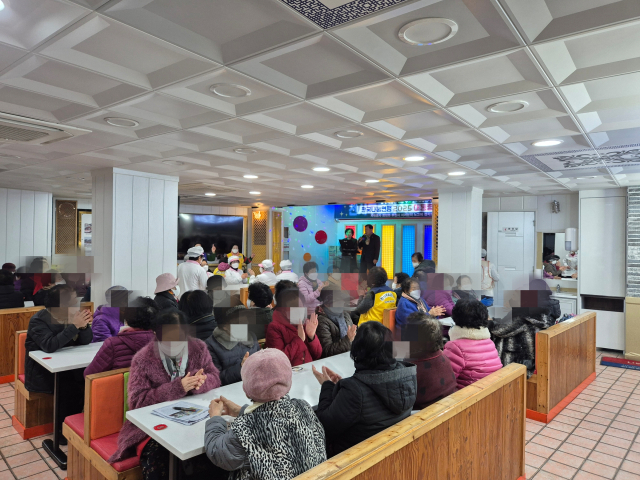 지난 29일 오전 전국천사무료급식소 대구점에서 자원봉사자들이 무료 급식 준비를 하고 있다. 김지수 기자