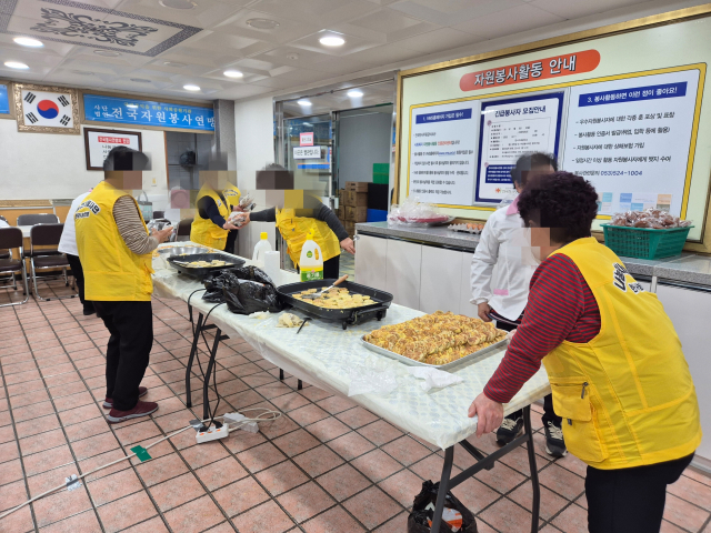 지난 29일 오전 전국천사무료급식소 대구점에서 자원봉사자들이 무료 급식 준비를 하고 있다. 김지수 기자