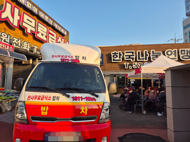 지난 29일 오전 전국천사무료급식소 대구점에서 자원봉사자들이 무료 급식 준비를 하고 있다. 김지수 기자