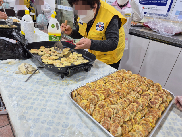 지난 29일 오전 전국천사무료급식소 대구점에서 자원봉사자들이 무료 급식 준비를 하고 있다. 김지수 기자