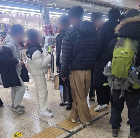 명품 패딩 입고 