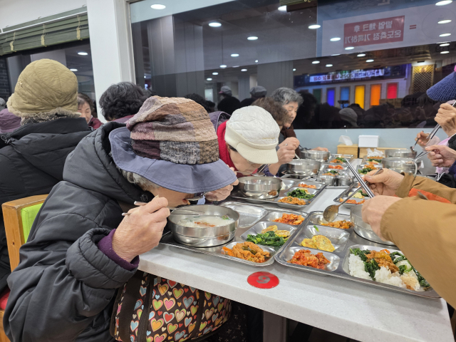 지난 29일 오전 전국천사무료급식소 대구점에서 어르신들이 무료 급식을 나누며 대화하고 있다. 한국나눔연맹 제공